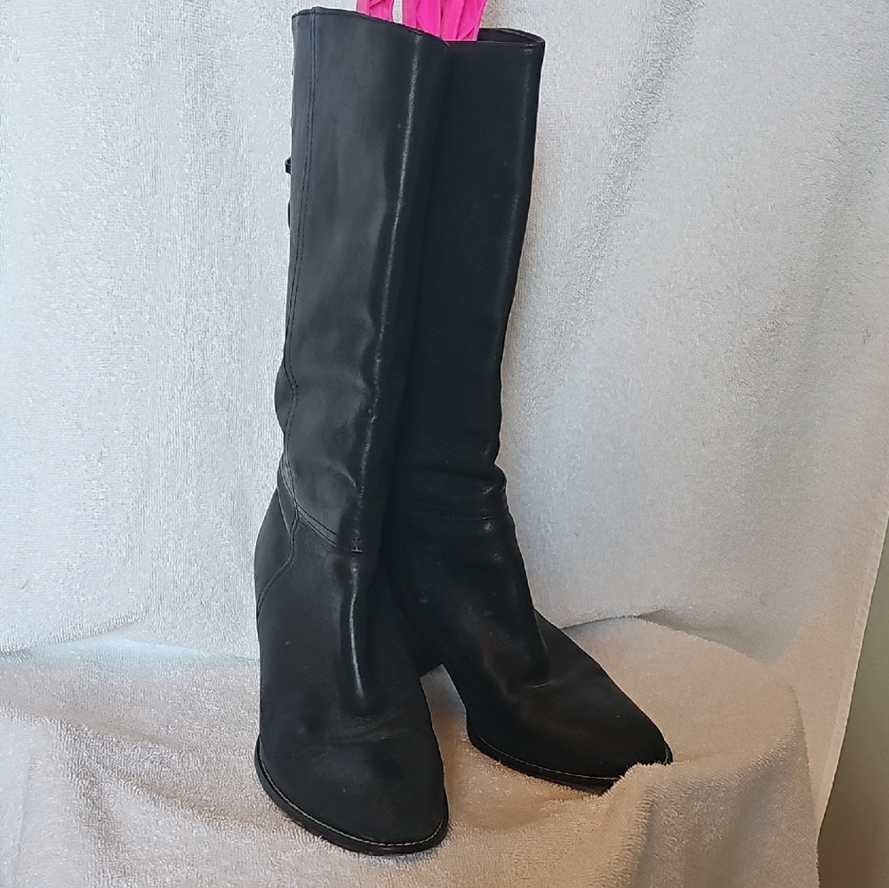 Black Heeled Knee-High Boots with Streamlined Silhouette